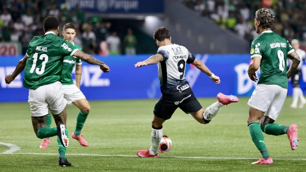 Micael jogador do Palmeiras disputa lance com yuri alberto jogador do Corinthians durante partida no estádio Arena Allianz Parque pelo campeonato Paulista 2025. Foto: Marcello Zambrana/AGIF