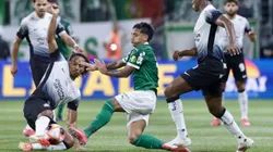 Facundo Torres jogador do Palmeiras disputa lance com Andre Carrillo jogador do Corinthians durante partida no estádio Arena Allianz Parque pelo campeonato Paulista 2025.