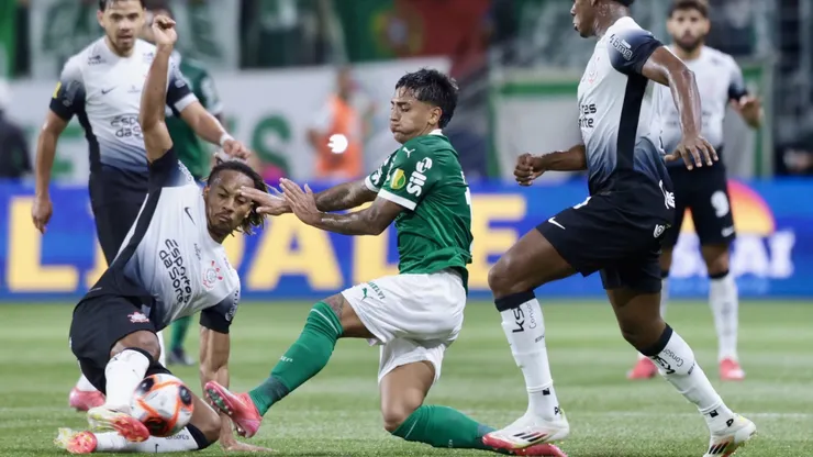 Facundo Torres jogador do Palmeiras disputa lance com Andre Carrillo jogador do Corinthians durante partida no estádio Arena Allianz Parque pelo campeonato Paulista 2025.