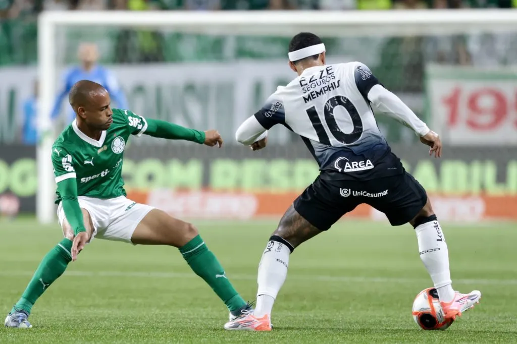 Mayke jogador do Palmeiras disputa lance com Memphis Depay -. Foto: Marcello Zambrana/AGIF