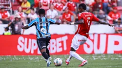 Vitao, jogador do Internacional disputa lance com Francis Amuzu jogador do Gremio durante partida no estadio Beira-Rio pelo campeonato Gaucho 2025.