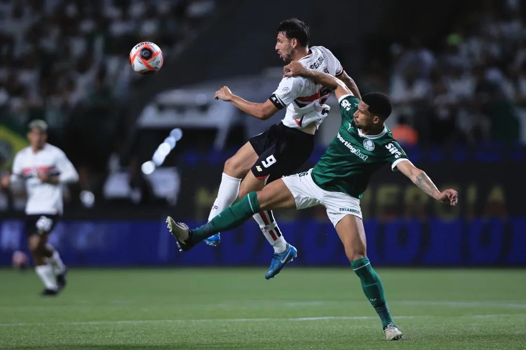 Murilo jogador do Palmeiras disputa lance com Calleri jogador do Sao Paulo – Foto: Ettore Chiereguini/AGIF