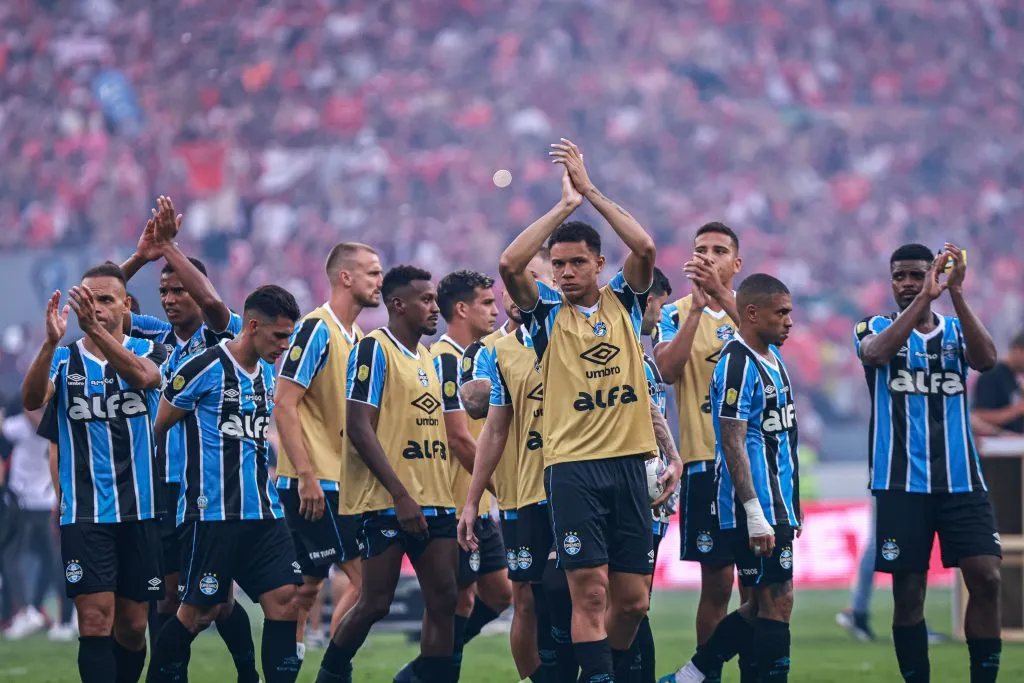 Jogadores do Grêmio após o final do clássico. Foto: Maxi Franzoi/AGIF