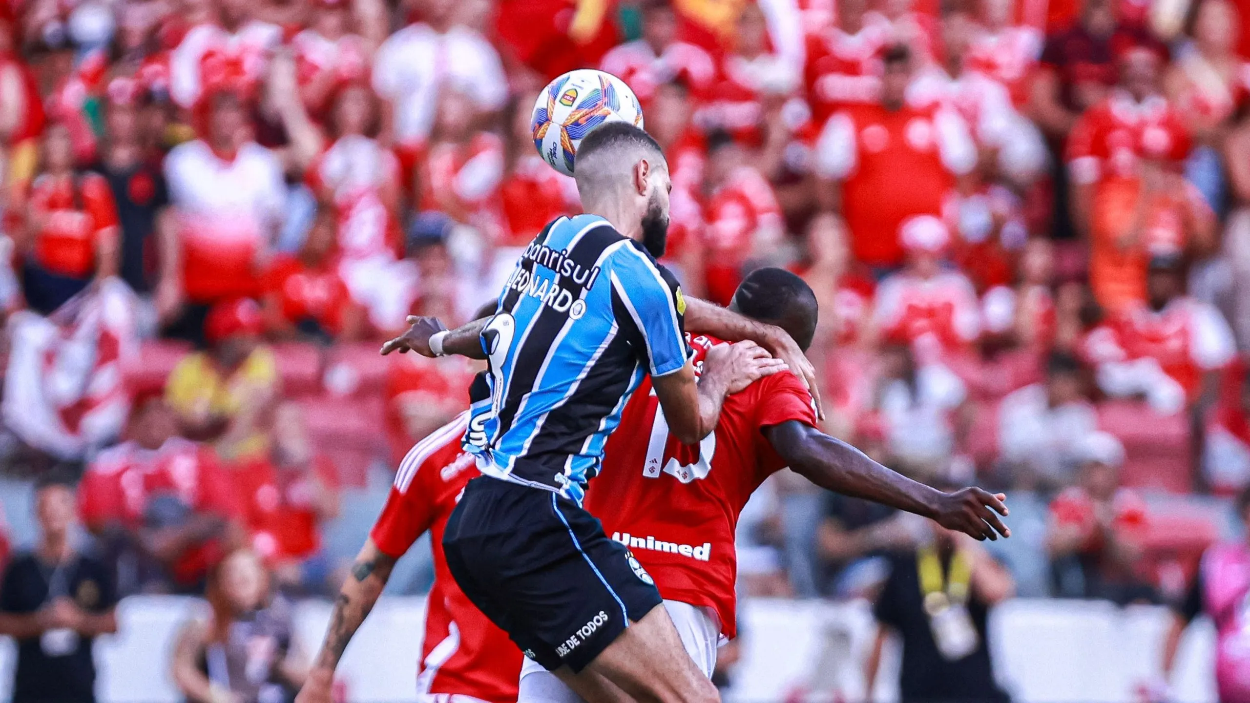 Enner Valencia jogador do Internacional disputa lance com Wagner Leonardo jogador do Gremio – Foto: Maxi Franzoi/AGIF
