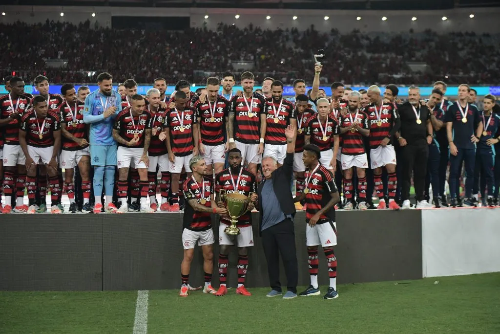 Jogadores do Flamengo comemoram titulo de campeão entregue por Zico, ídolo rubro-negro no estadio Maracanã na final do campeonato Carioca 2025. Foto: Thiago Ribeiro/AGIF