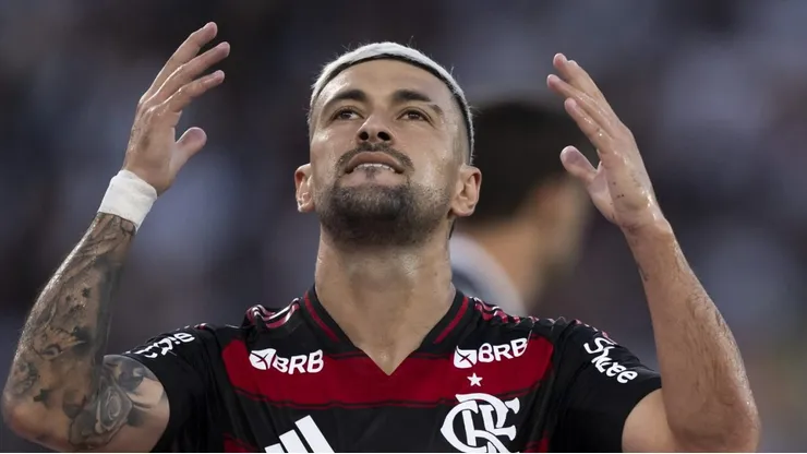 RJ - RIO DE JANEIRO - 01/03/2025 - CARIOCA 2025, VASCO X FLAMENGO - Arrascaeta jogador do Flamengo lamenta durante partida contra o Vasco no estadio Engenhao pelo campeonato Carioca 2025.