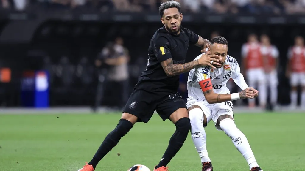 Martínez anulou Neymar no clássico contra o Santos - Foto: Marcello Zambrana/AGIF.