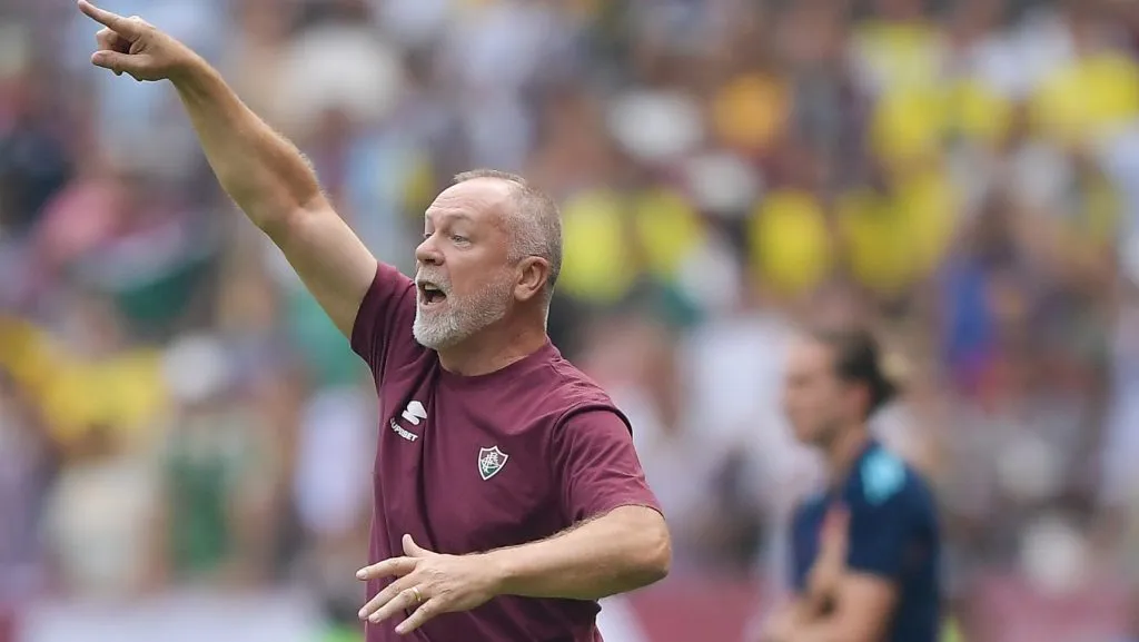 Mano Menezes gesticulando. Foto: Thiago Ribeiro/AGIF