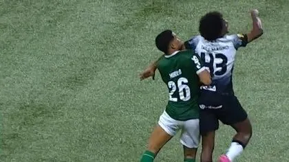Lance em Palmeiras x Corinthians em que Murilo reclamou de uma possível cotovelada. Reprodução X