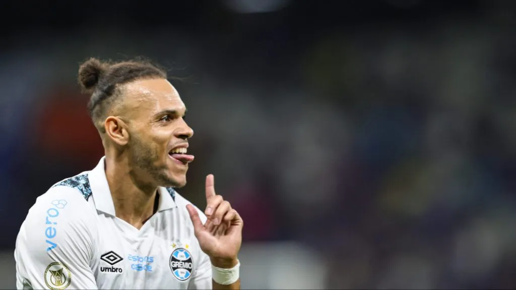 Braithwaite celebra tento anotado com a camisa do Grêmio. Foto: Gilson Lobo/AGIF.