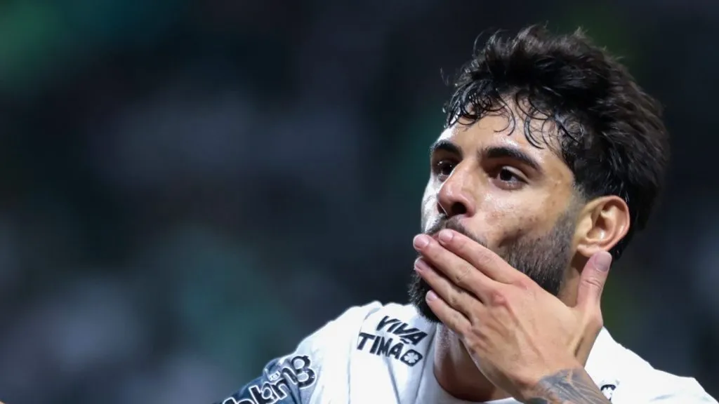 Foto: Marcello Zambrana/AGIF – Yuri Alberto marcou a vitória do Alvinegro em passe de Depay no clássico de domingo (16).