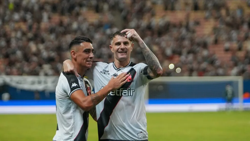 Pumita e Vegetti celebram gol do Vasco. Foto: Aguilar Abecassis/AGIF.