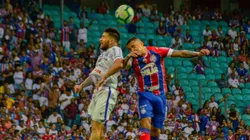 Jogadores de Bahia e CSA dividem bola aérea. Foto: Jhony Pinho / AGIF / Alamy Stock Photo