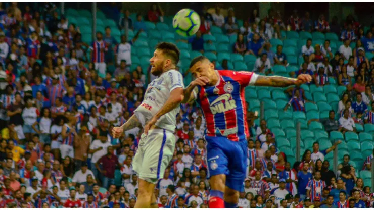 Jogadores de Bahia e CSA dividem bola aérea. Foto: Jhony Pinho / AGIF / Alamy Stock Photo