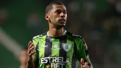 Fabinho jogador do América-MG comemora seu gol durante partida contra o Ituano no estádio Independência pelo campeonato Brasileiro B 2024.