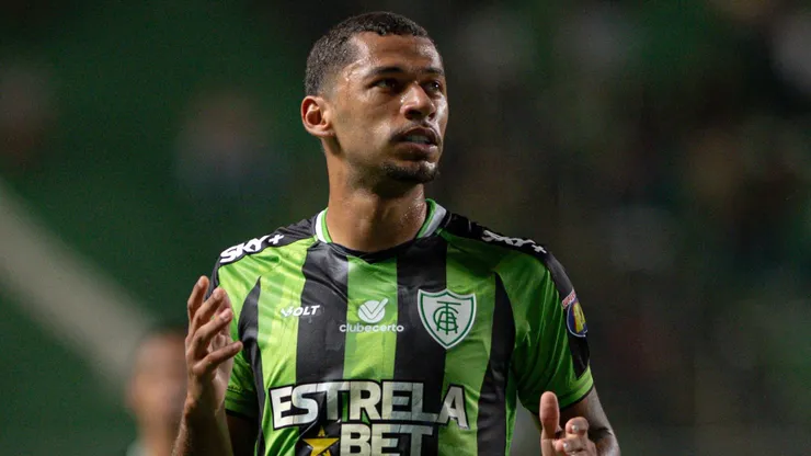 Fabinho jogador do América-MG comemora seu gol durante partida contra o Ituano no estádio Independência pelo campeonato Brasileiro B 2024.
