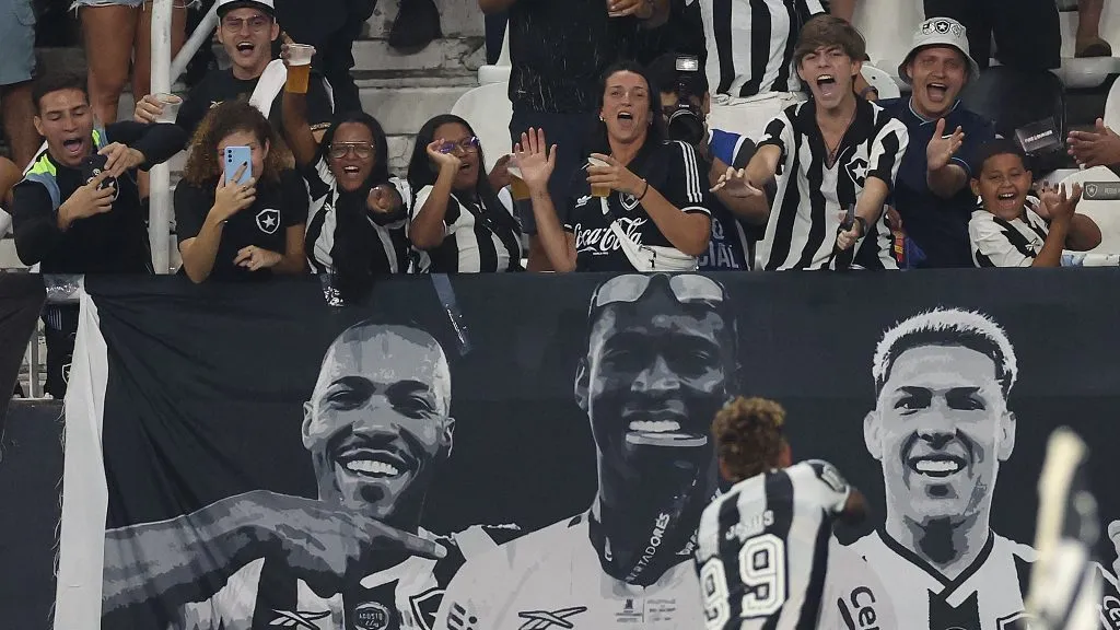 Igor Jesus comemora com a torcida do Alvinegro. Foto: Vítor Silva/Botafogo.