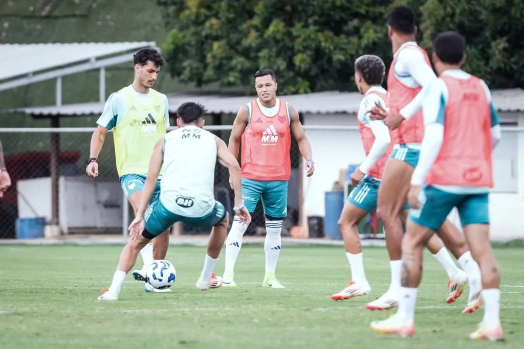 Dinenno volta a treinar com os companheiros