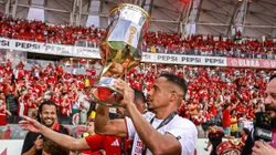Fernando jogador do Internacional comemora o título após a partida contra o Grêmio - Foto: Maxi Franzoi/AGIF