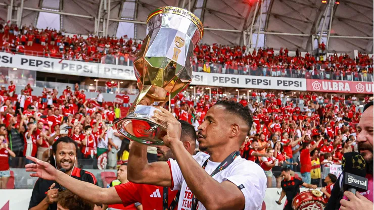 Fernando jogador do Internacional comemora o título após a partida contra o Grêmio - Foto: Maxi Franzoi/AGIF