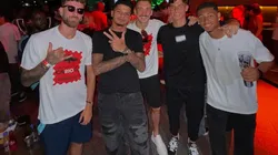 Jogadores Rubro-Negros celebram o título mesmo após sairem do Maracanã