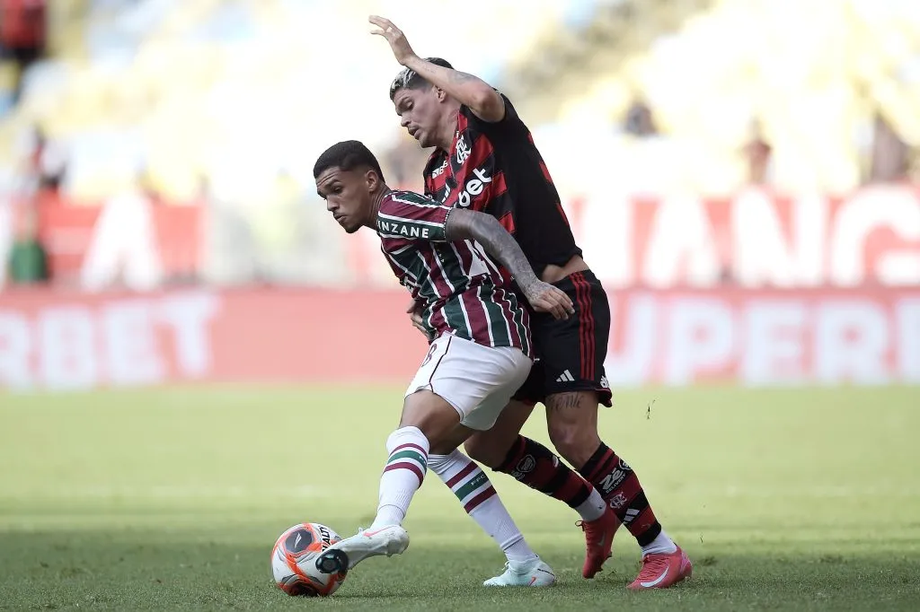 RJ – RIO DE JANEIRO – 08/02/2025 – CARIOCA 2025, FLUMINENSE X FLAMENGO – Riquelme Felipe jogador do Fluminense disputa lance com Ayrton Lucas jogador do Flamengo durante partida no estadio Maracana pelo campeonato Carioca 2025. Foto: Alexandre Loureiro/AGIF