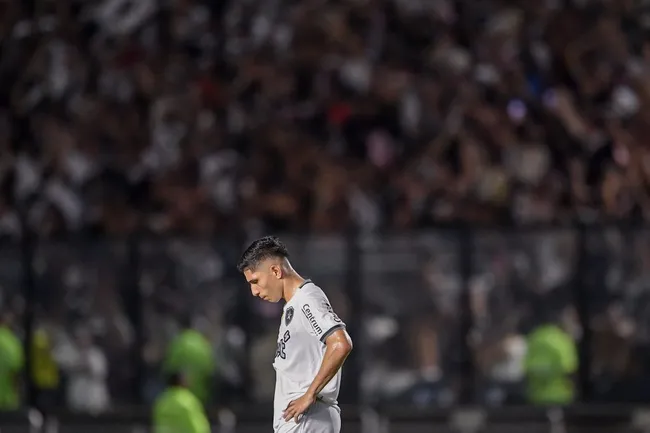 Savarino jogador do Botafogo lamentando eliminação do Campeonato Carioca – Foto: Thiago Ribeiro/AGIF