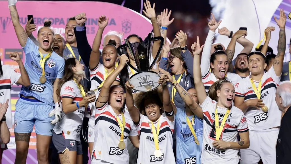  Jogadoras do São Paulo comemoram título de campeão durante cerimônia de premiação após vitoria contra o Corinthians em partida no estádio Morumbi pela decisão do campeonato Supercopa 2025. Foto: Marcello Zambrana/AGIF