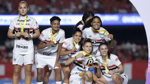 Jogadoras do São Paulo comemoram título de campeão durante cerimônia de premiação após vitoria contra o Corinthians em partida no estádio Morumbi pela decisão do campeonato Supercopa 2025.