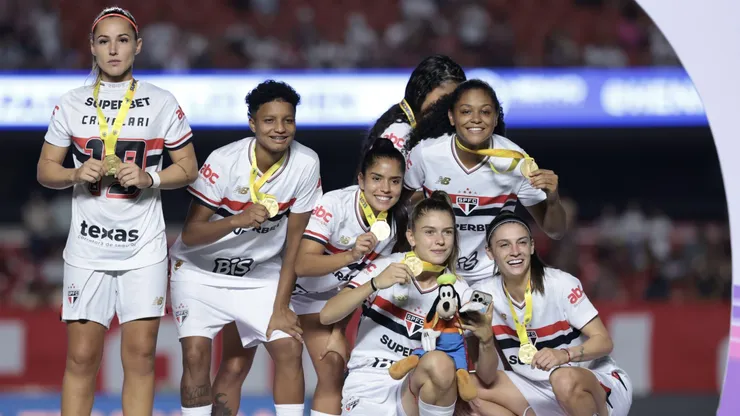 Jogadoras do São Paulo comemoram título de campeão durante cerimônia de premiação após vitoria contra o Corinthians em partida no estádio Morumbi pela decisão do campeonato Supercopa 2025.
