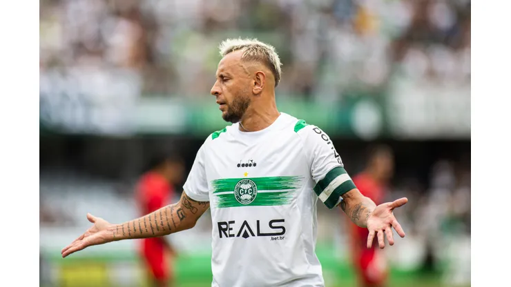 PR - CURITIBA - 25/01/2025 - PARANAENSE 2025, CORITIBA X ATHLETICO-PR - Rafinha jogador do Coritiba durante partida contra o Athletico-PR no estadio Couto Pereira pelo campeonato Paranaense 2025. Foto: Luis Garcia/AGIF