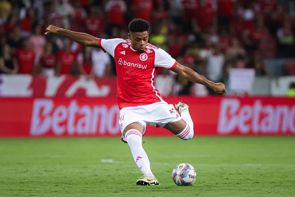 Inter se aproxima de compra definitiva do zagueiro Victor Gabriel. Foto: Maxi Franzoi/AGIF