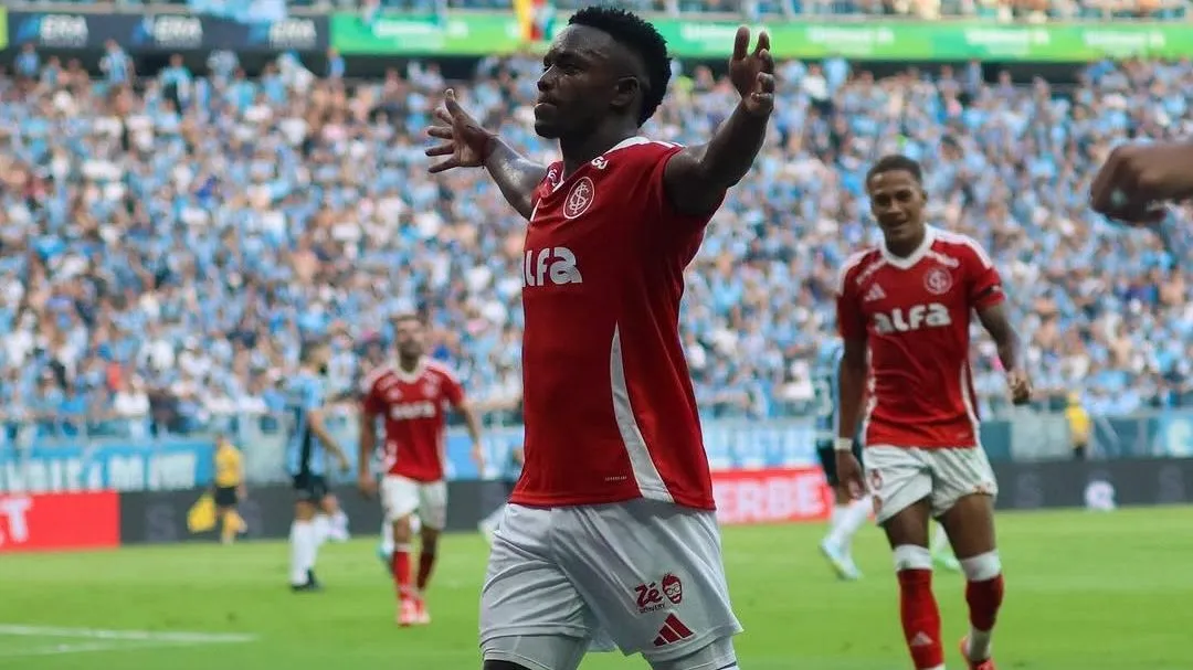 Carbonero, comemora título do do Campeonato Gaúcho com equipe e torcida colorada. Foto: R Duarte/Internacional