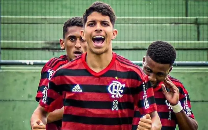 Jovem atacante durante treinos na base do Flamengo em 2019 com os seus companheiros de equipe. Foto: Divulgação/Flamengo ; Felipe Cardoso