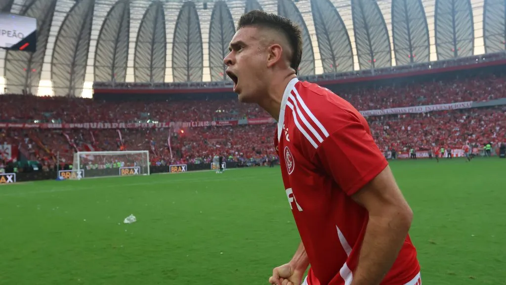 Borré celebra o título do Gauchão conquistado pelo Internacional, no Beira-Rio. Foto: Ricardo Duarte/Internacional.
