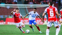 Jogadores de Internacional e Bahia disputam a bola em partida válida pelo Brasileirão de 2024. Foto: Giancarlo Santorum/AGIF.