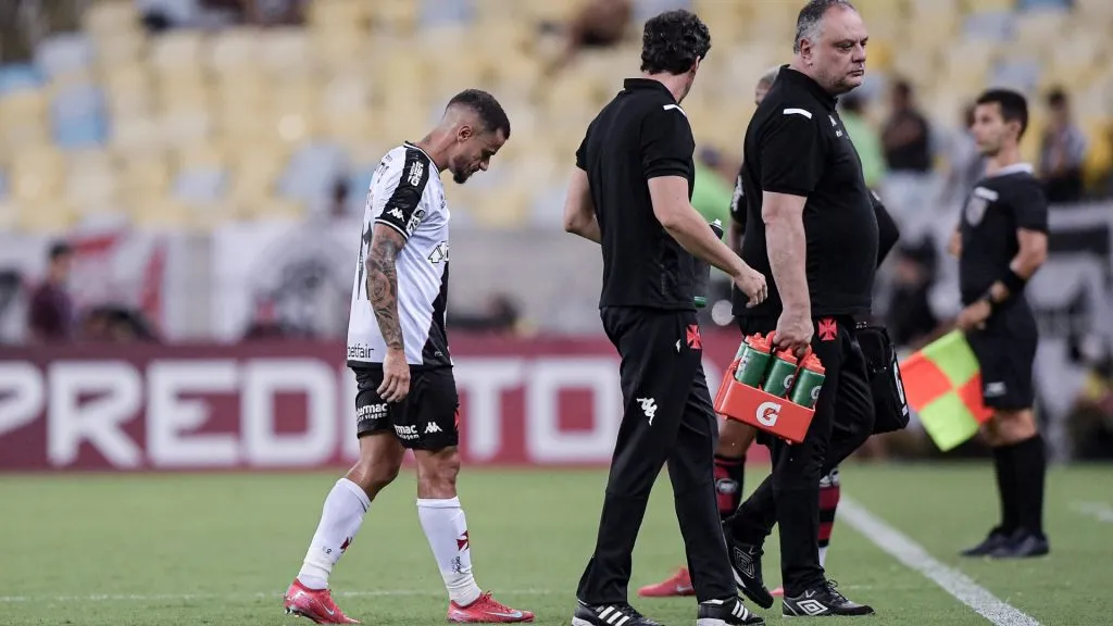 Coutinho se lesionou pelo Vasco no Clássico dos Milhões – Foto: Thiago Ribeiro/AGIF