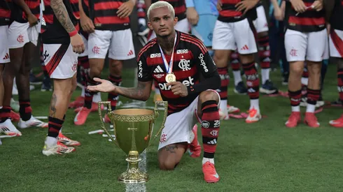 Wesley pelo Flamengo com a taça do Campeonato Carioca - Foto: Thiago Ribeiro/AGIF