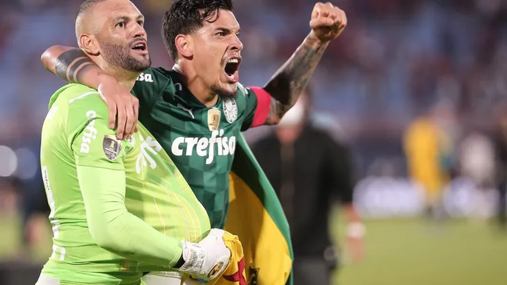Weverton e Gustavo Gómez comemorando título da Copa Libertadores. Foto: Ettore Chiereguini/AGIF