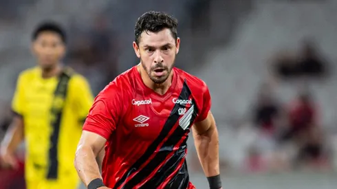 Santos não quis renovar com Giuliano - Foto: Luis Garcia/AGIF.