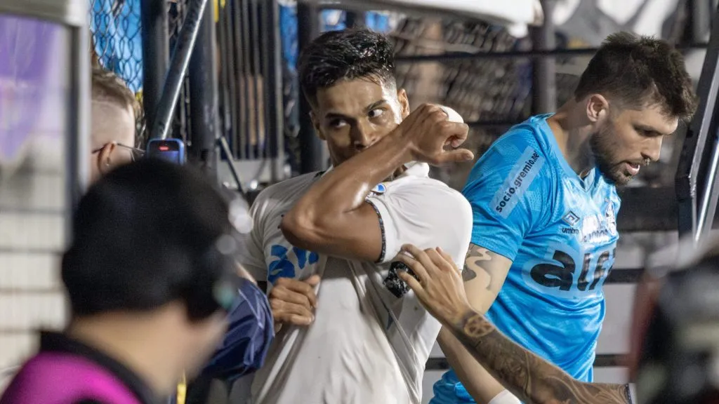 Matías Arezo, jogador do Grêmio, comemora seu gol durante partida contra o Athletic, pela Copa do Brasil. Foto: Lucas Gabriel Cardoso/AGIF.