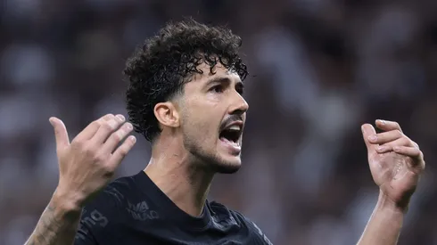 Gustavo Henrique em ação com a camisa do Corinthians.