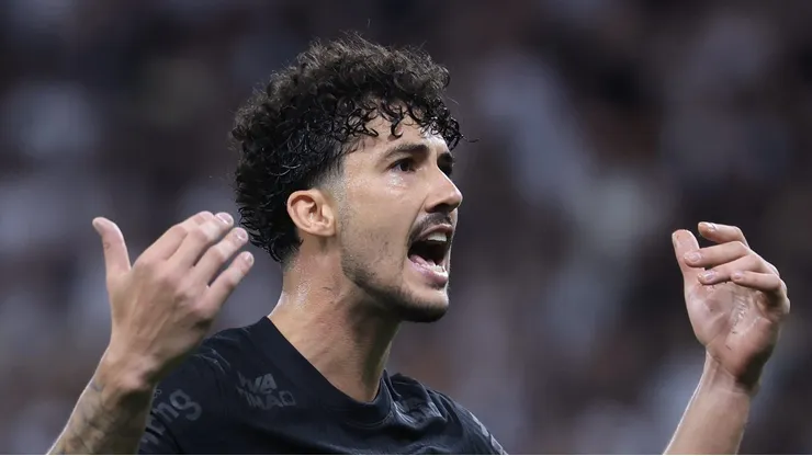 Gustavo Henrique em ação com a camisa do Corinthians.