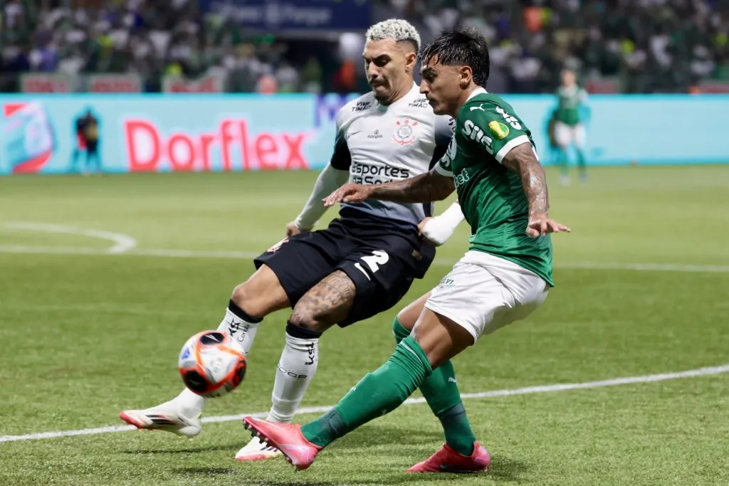 Facundo Torres jogador do Palmeiras disputa lance com Matheuzinho jogador do Corinthians – Foto: Marcello Zambrana/AGIF