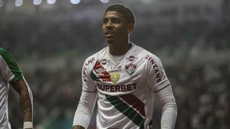 John Kennedy jogador do Fluminense reclama com a arbitragem durante partida contra o Juventude no estÁdio Alfredo Jaconi pelo campeonato Copa Do Brasil 2024. Foto: Thiago Vasconcelos Dos Santos/AGIF