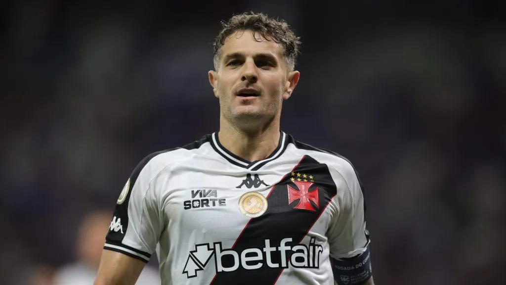 Vegetti, jogador do Vasco, comemora seu gol durante partida contra o Cruzeiro, pelo Campeonato Brasileiro de 2024. Foto: Gilson Lobo/AGIF.