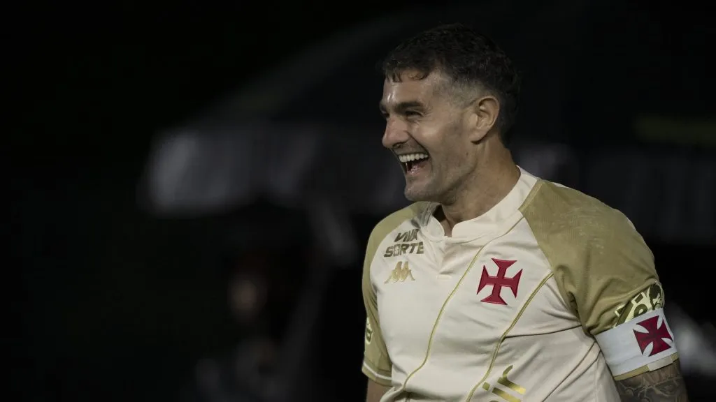 Vegetti celebra mais um tento com a camisa do Vasco. Foto: Jorge Rodrigues/AGIF.