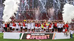 Jogadores do Internacional comemoram título de campeão durante cerimônia de premiação