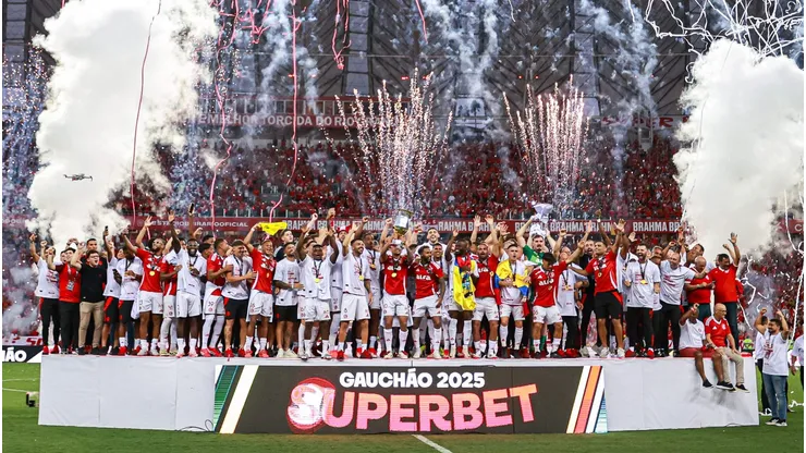 Jogadores do Internacional comemoram título de campeão durante cerimônia de premiação