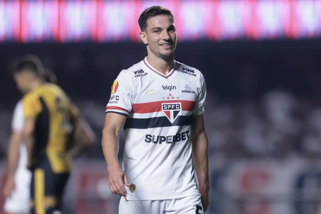 SP – SAO PAULO – 03/03/2025 – PAULISTA 2025, SAO PAULO X NOVORIZONTINO – Cedric Soares jogador do Sao Paulo durante partida contra o Novorizontino no estadio Morumbi pelo campeonato Paulista 2025. Foto: Marcello Zambrana/AGIF